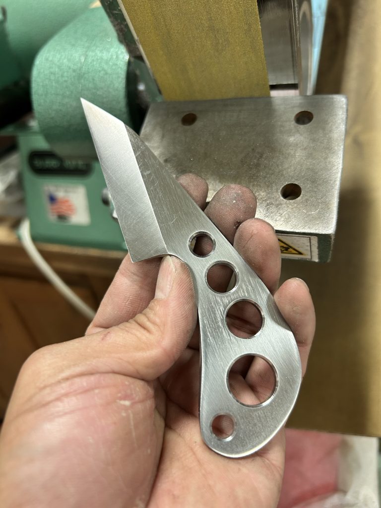 フラットグラインドで削る際の置台と削り終えたナイフ