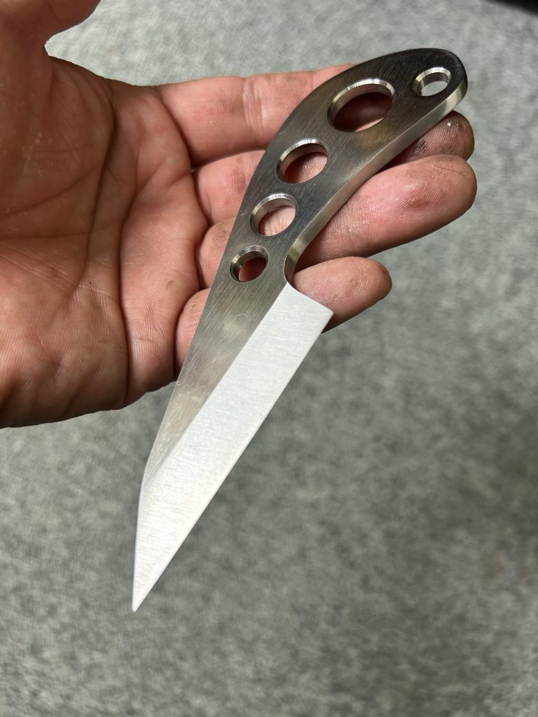 フラットグラインドで削ったナイフブランク